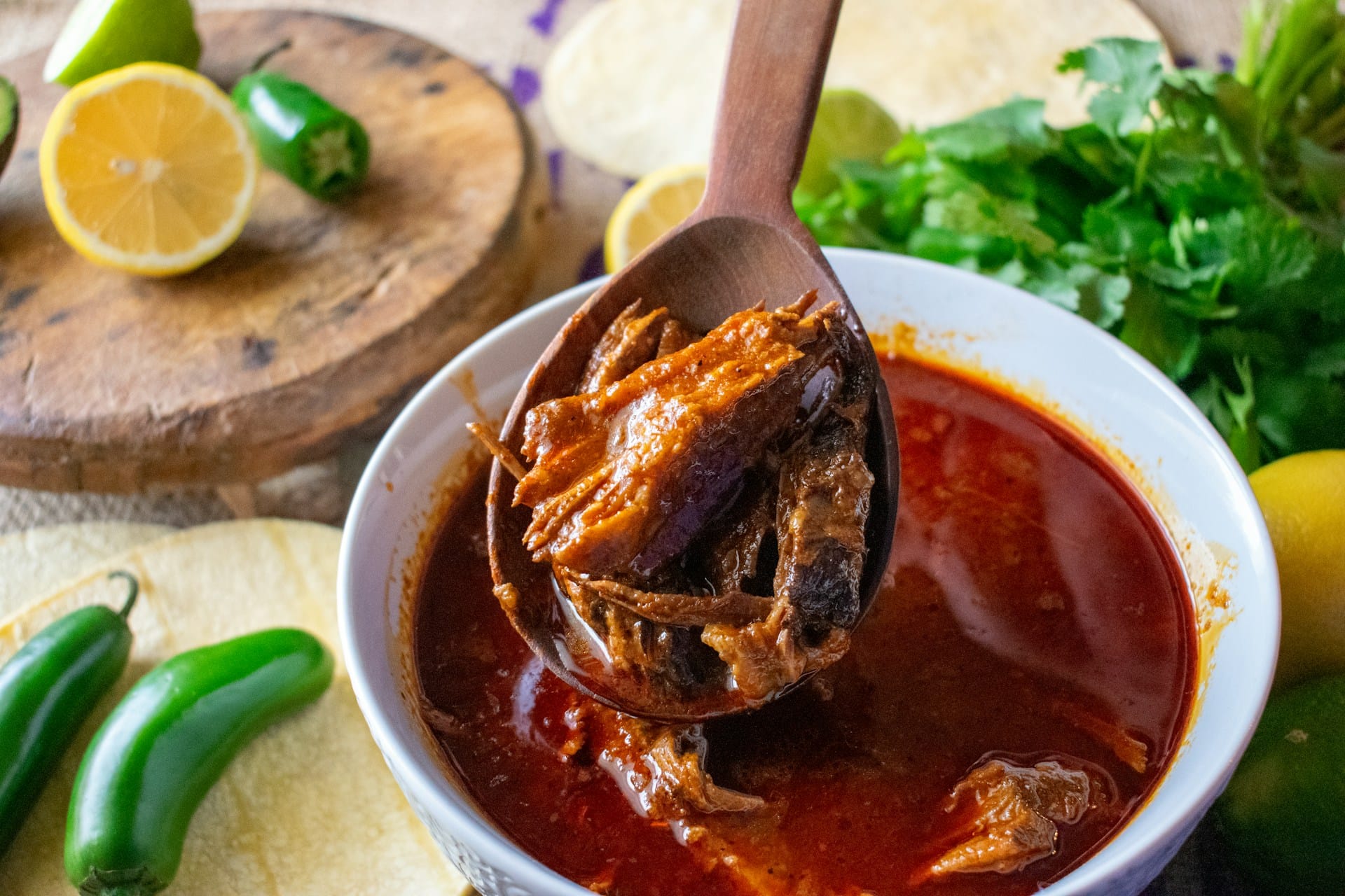 chocolomo recipe serving bowl with corn tortillas belize