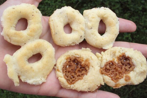 Corn-and-cheese rosquillas, some filled with rapadura, the Central American baked ring
