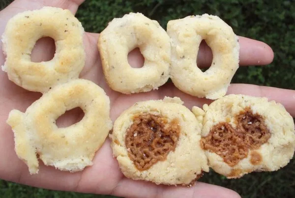 Corn-and-cheese rosquillas, some filled with rapadura, the Central American baked ring