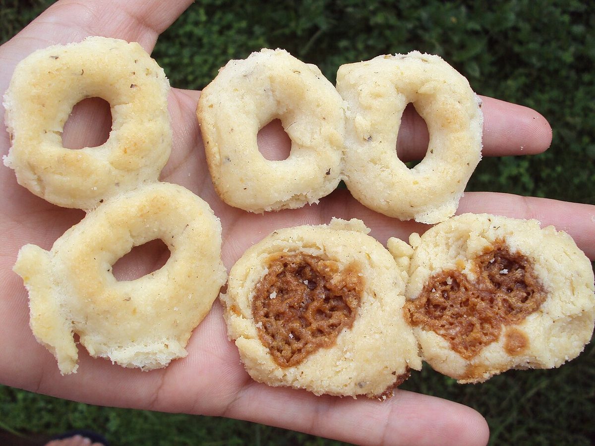 Corn-and-cheese rosquillas, some plain and some filled with rapadura
