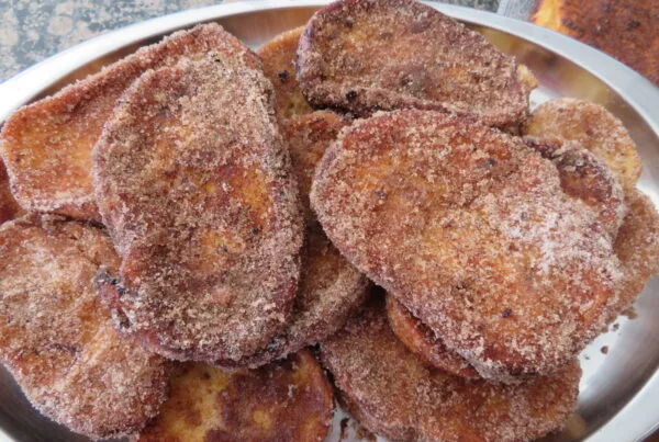 Torrijas de Semana Santa, egg-dipped sweet bread fried and soaked in cinnamon syrup, the Holy Week tradition that shares its technique with molletes guatemaltecos