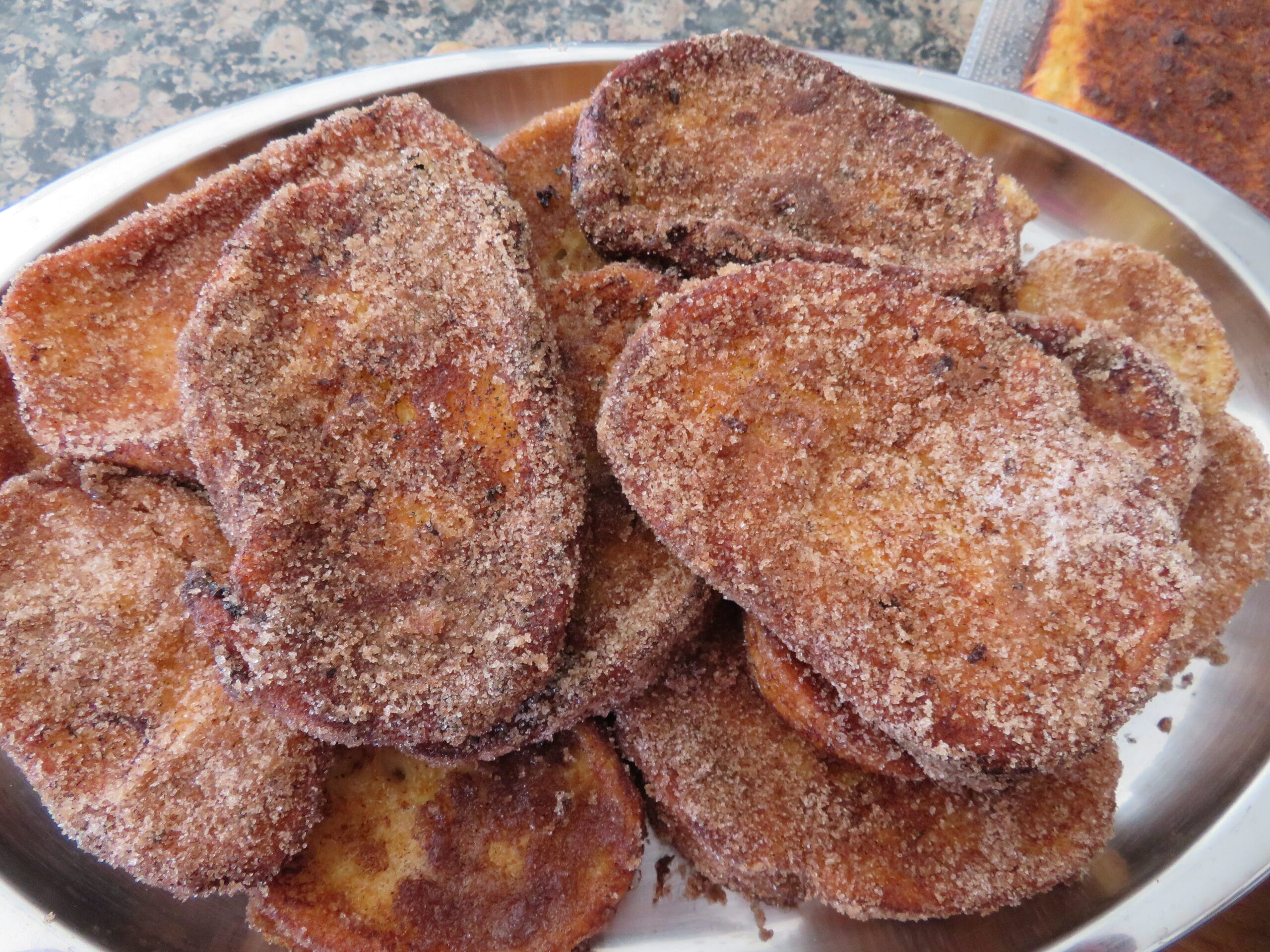 Torrijas de Semana Santa, egg-dipped sweet bread fried and soaked in cinnamon syrup, the Holy Week tradition that shares its technique with molletes guatemaltecos