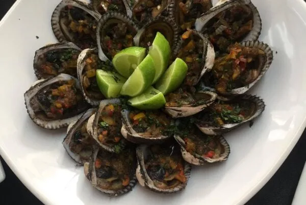Salvadoran ceviche de conchas negras, black clams with lime
