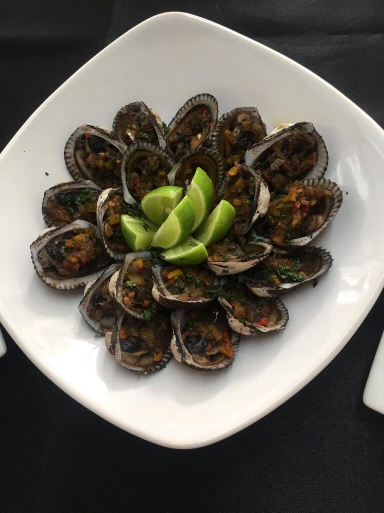 Salvadoran ceviche de conchas negras, black clams with lime