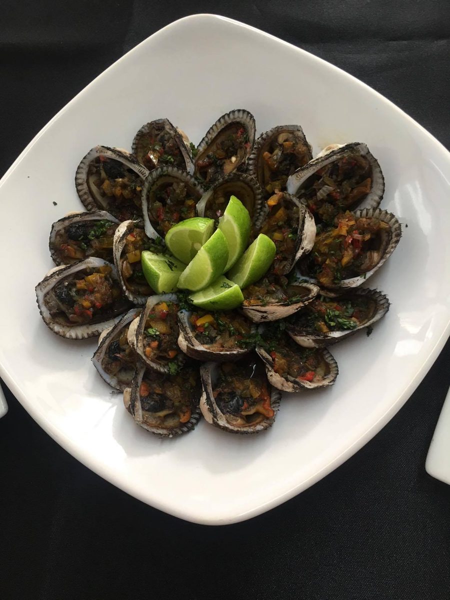 Salvadoran ceviche de conchas negras, black clams with lime