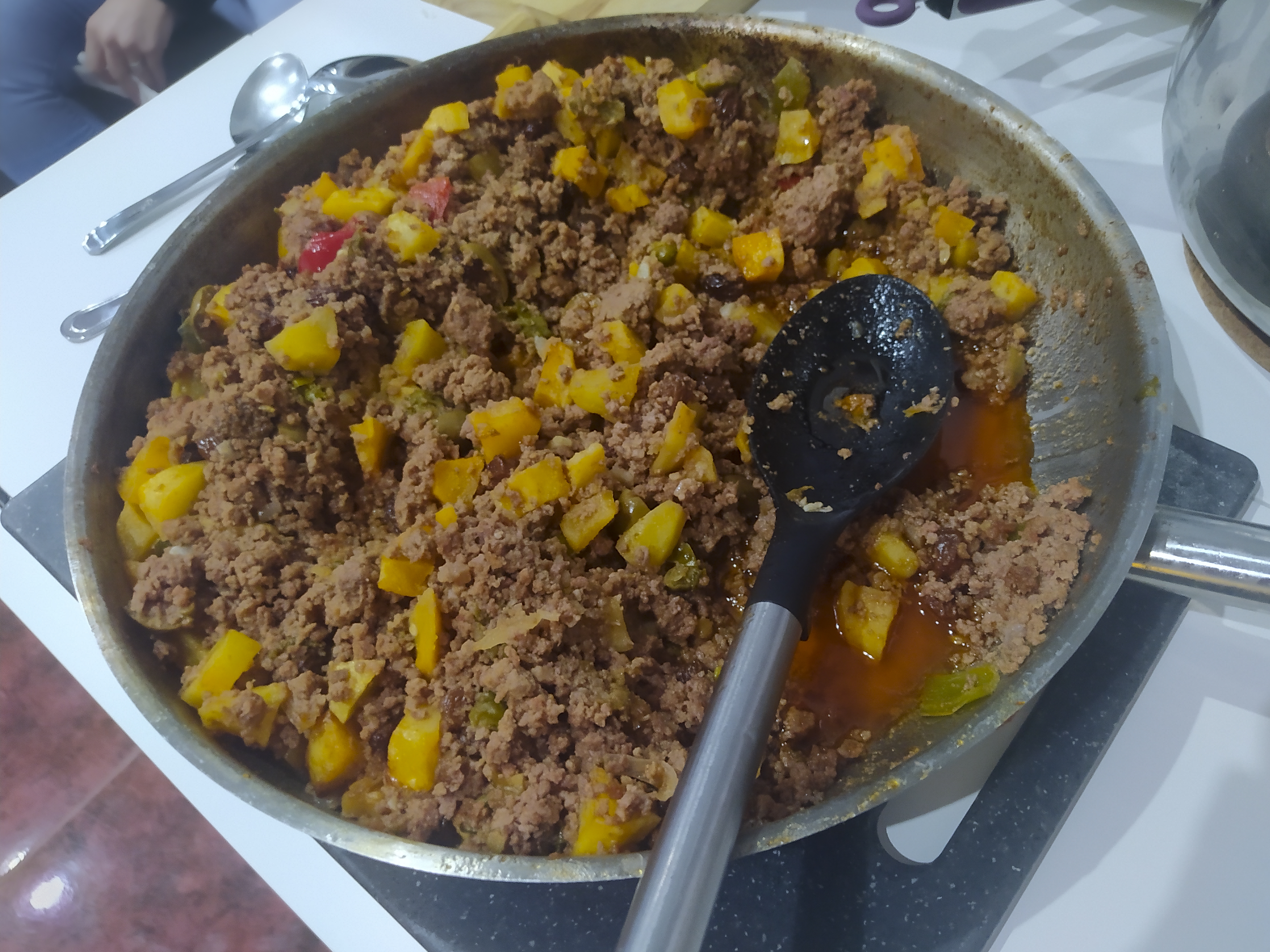 Picadillo a la habanera with olives and diced potato