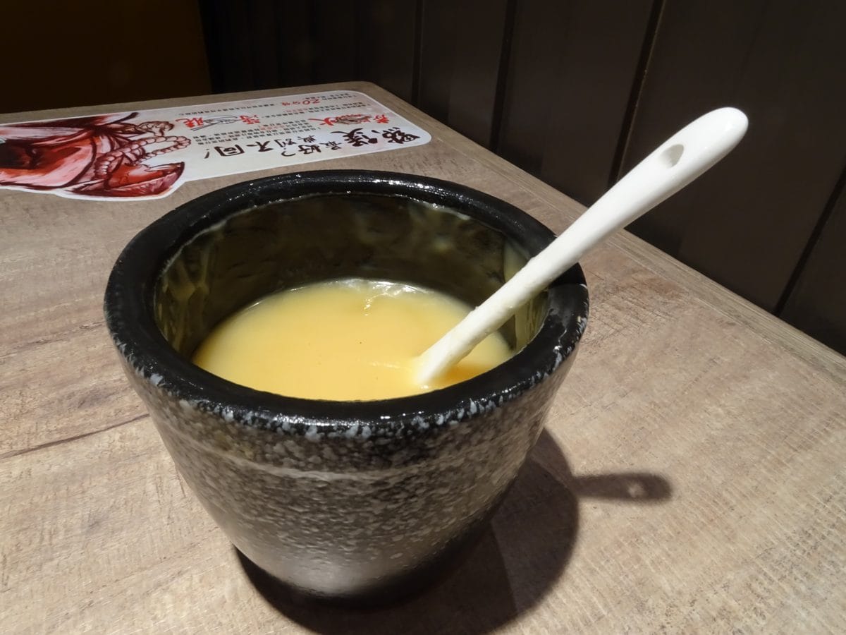 A bowl of white rendered pork lard